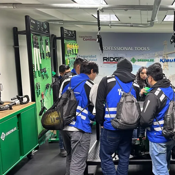 Equipo de iT Power Systems durante una capacitación técnica en un almacén de herramienta profesional
