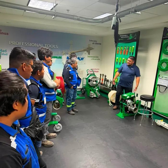 Ingenieros y técnicos de iT Power Systems en una sesión de capacitación sobre herramienta especializada