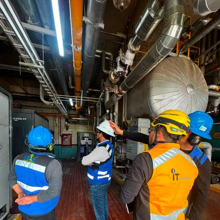 Ingenieros de iT Power Systems en un recorrido de inspección por una sala de máquinas industrial