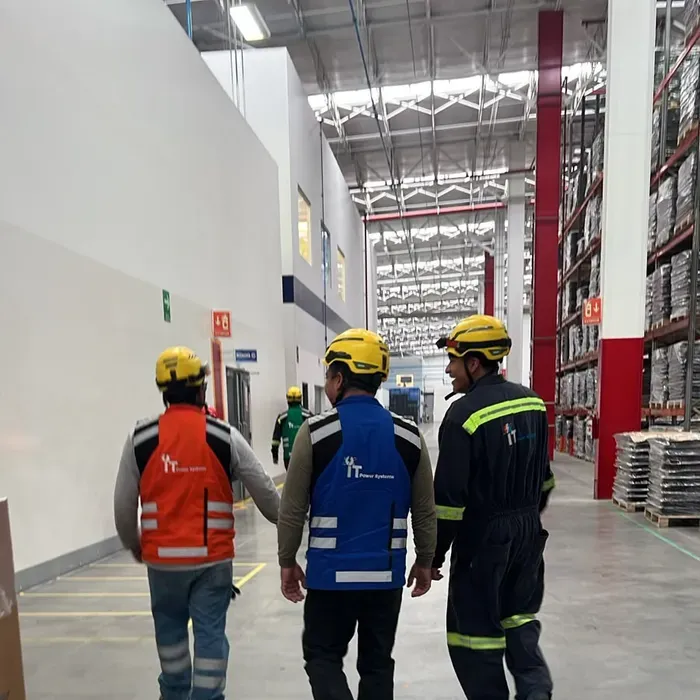 Personal de iT Power Systems recorriendo las instalaciones de una planta industrial