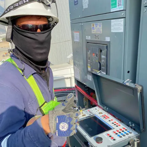 Ingenieros de iT Power Systems realizando trabajo eléctrico en una instalación industrial