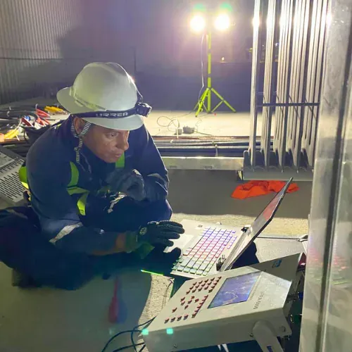 Ingenieros de iT Power Systems realizando trabajo eléctrico en una instalación industrial