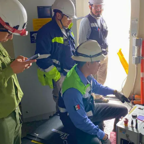 Ingenieros de iT Power Systems realizando trabajo eléctrico en una instalación industrial