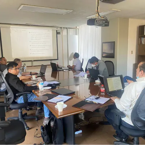 Ingenieros de iT Power Systems realizando trabajo eléctrico en una instalación industrial