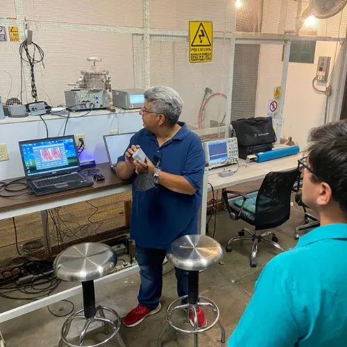 Ingenieros de iT Power Systems realizando trabajo eléctrico en una instalación industrial